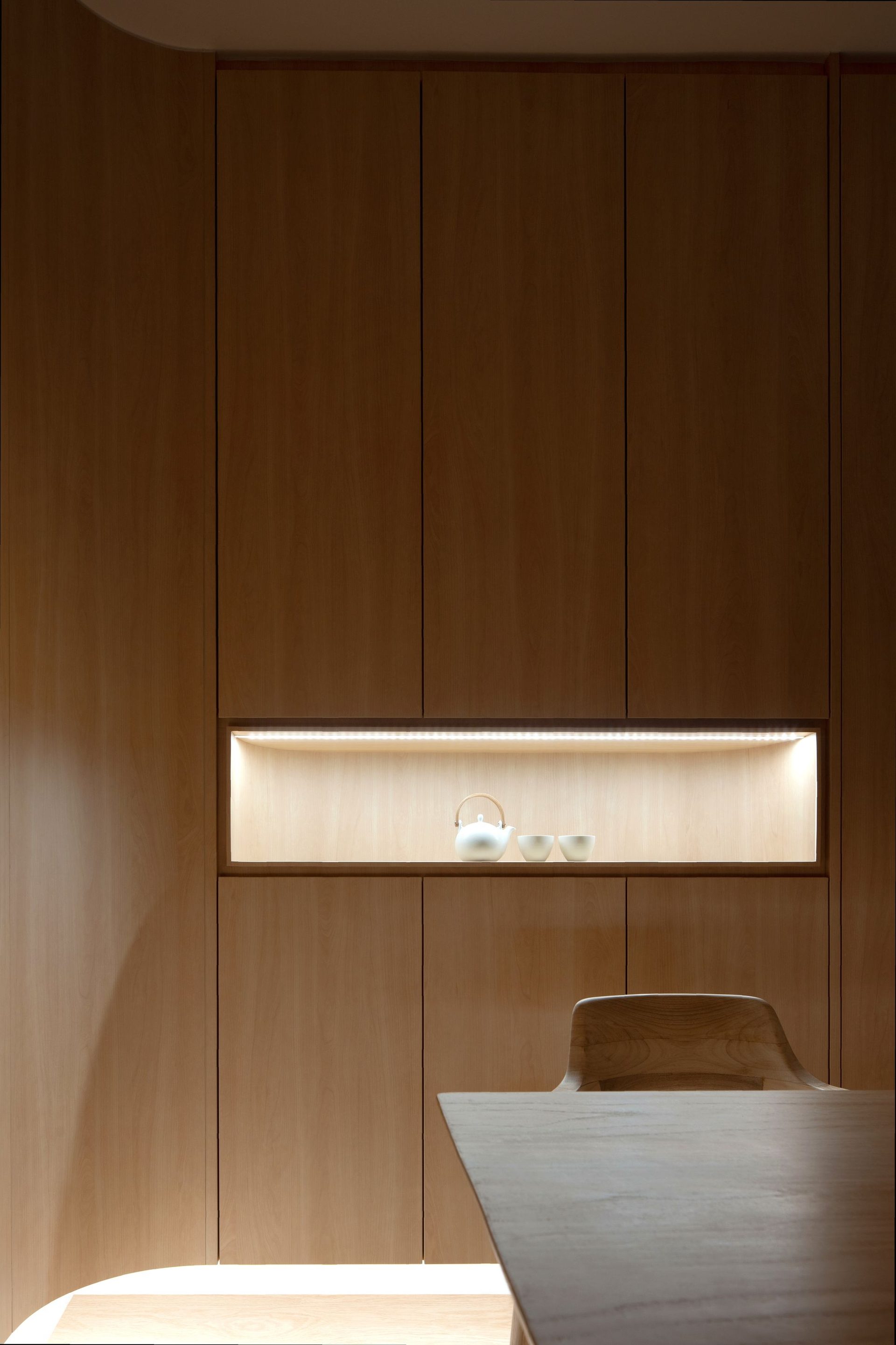 现代极简原木风全屋：木质柜体、同色系墙板、嵌入式灯带、白色茶具、木质台面