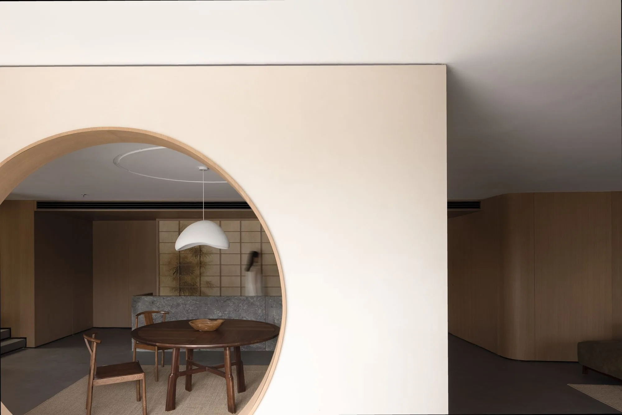 img-01 - 北京西岸 全屋定制·高定整装.></p><p>顺义工厂直供，五年质保。售后师傅拿着图纸上门，不扯皮不甩锅。上周亦庄一个92㎡极简风复式，一门缝隙不对，当场拆下重调铰链，半小时搞定。</p><p>省钱不是抠材质，是砍掉中间商、样板间租金、设计师提成这些虚火。你信得过，我们就敢把木头和漆摆你眼前看。<img loading=