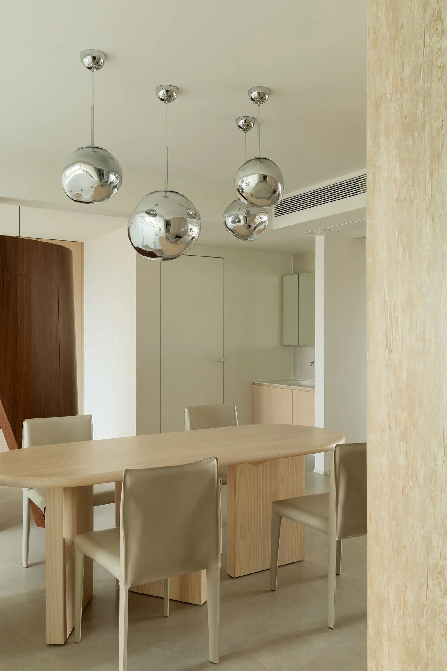 img-01 - 北京西岸 全屋定制·高定整装.></p><p>有业主问：“1799能一门到顶吗？”能。2.75米通高柜门，橡胶木实木芯加厚处理，不晃不弯。五金配国产一线缓冲铰链，开合十年不松。不是所有厂都敢做——实木高门要控含水率、调漆温、留伸缩缝。这些活儿，我们厂里老师傅手把手盯。</p><p><img loading=