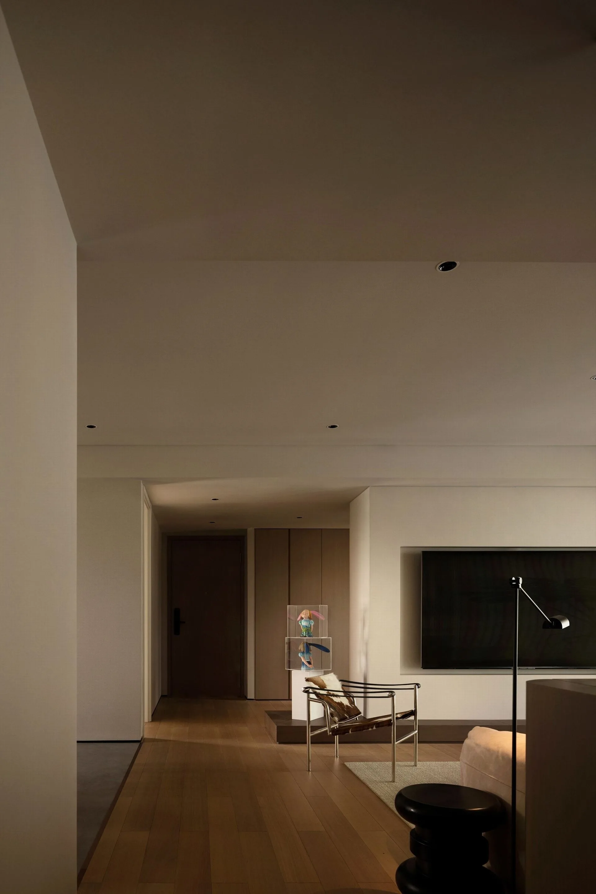 img-01 - 北京西岸 全屋定制·高定整装.></p><p>门墙柜同批次生产，真同色同质。顺义后沙峪一个客户，柜体、隐形门、护墙板全选2199档，现场拆箱比色卡，三者放一块儿，连灯光下阴影过渡都一致。<img loading=
