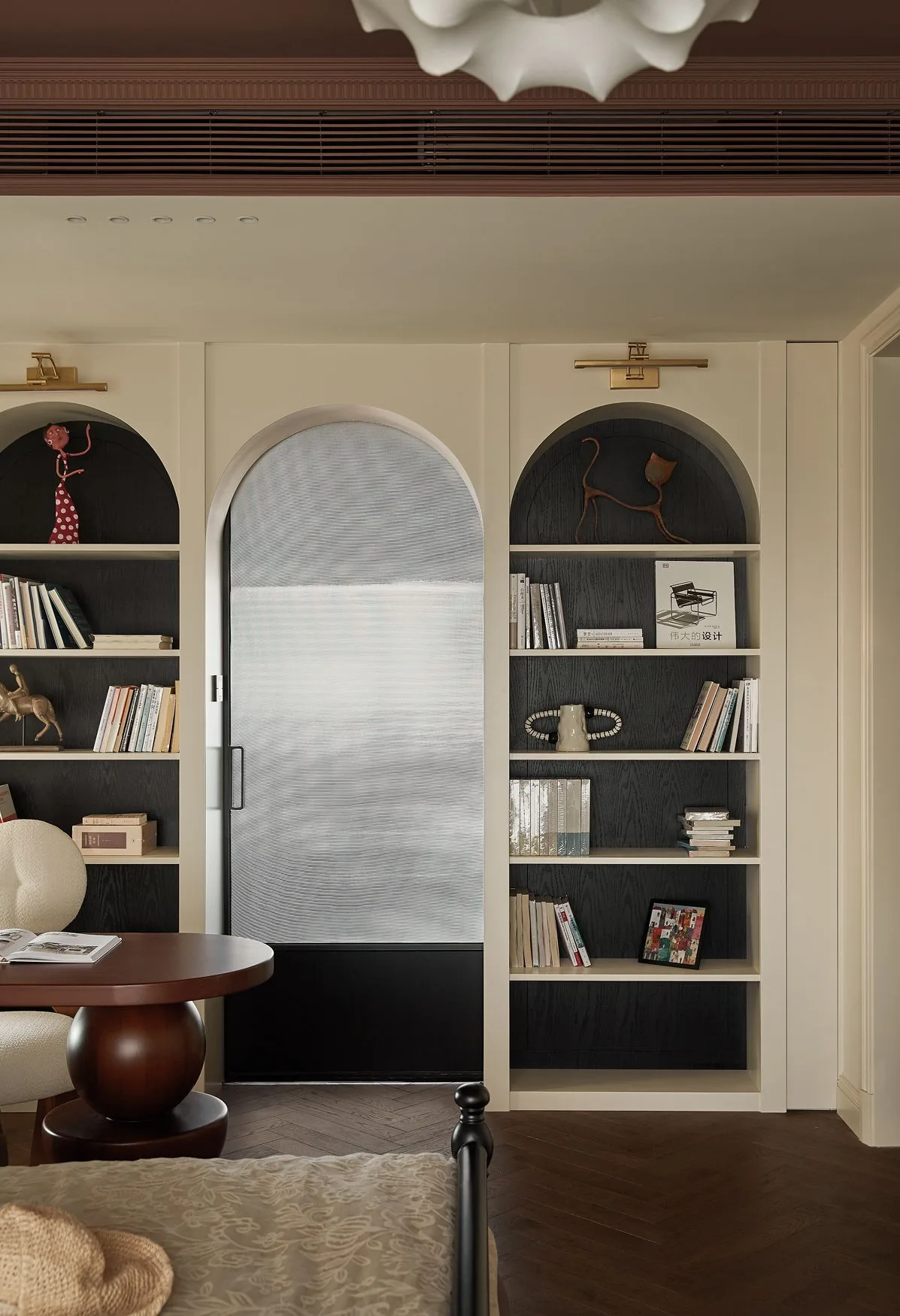 意式轻奢书房：拱形书柜、黑色背板、白色搁板、金色壁灯、磨砂玻璃门