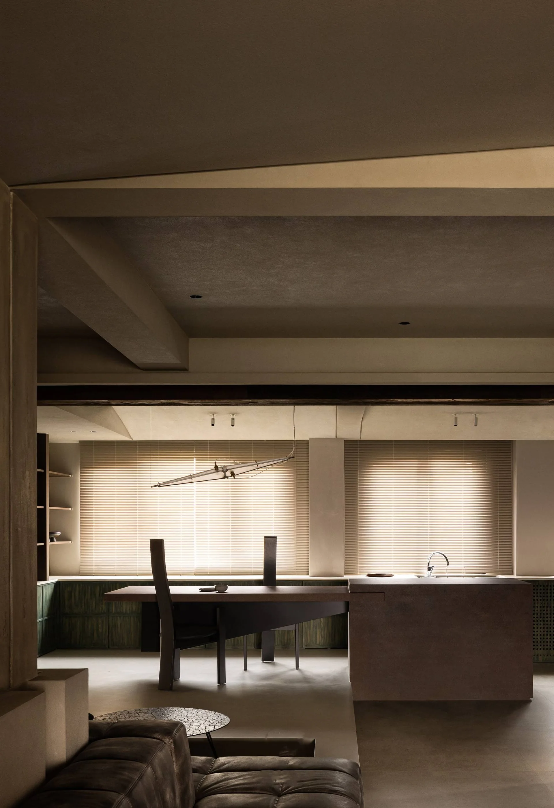img-01 - 北京西岸 全屋定制·高定整装.></p><p>门墙柜一体生产、同源同色。你见过客厅柜和卧室门差半度色的吧?那是不同批次喷的。我们一单定色,全屋拉齐。<img loading=