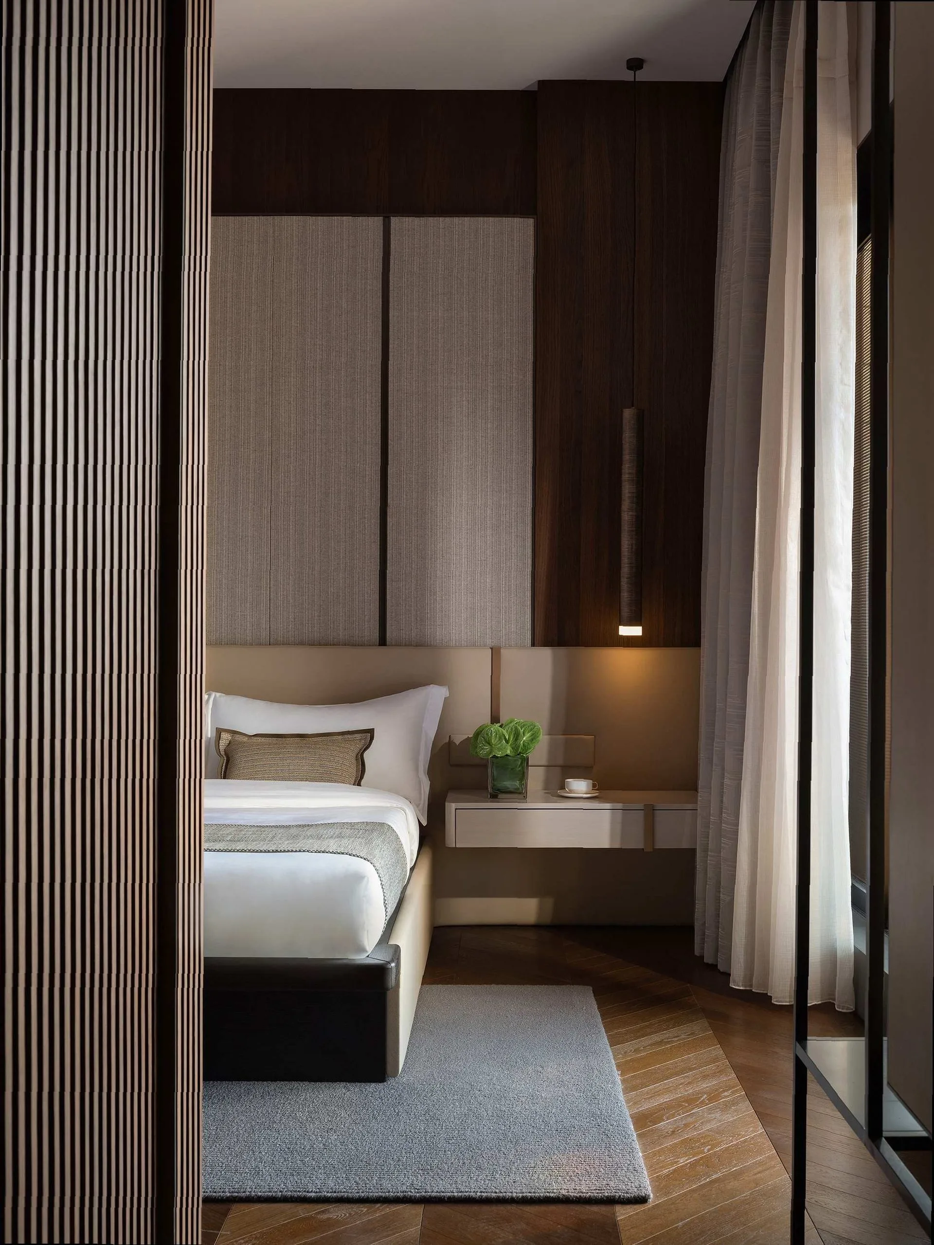 img-01 - 北京西岸 全屋定制·高定整装.></p><p>门墙柜一体生产,同一批漆、同一台设备、同一拨师傅调色。你看这张图,深棕柜体+同色墙板+无框门,一条线到底,不是靠PS修出来的。<img loading=