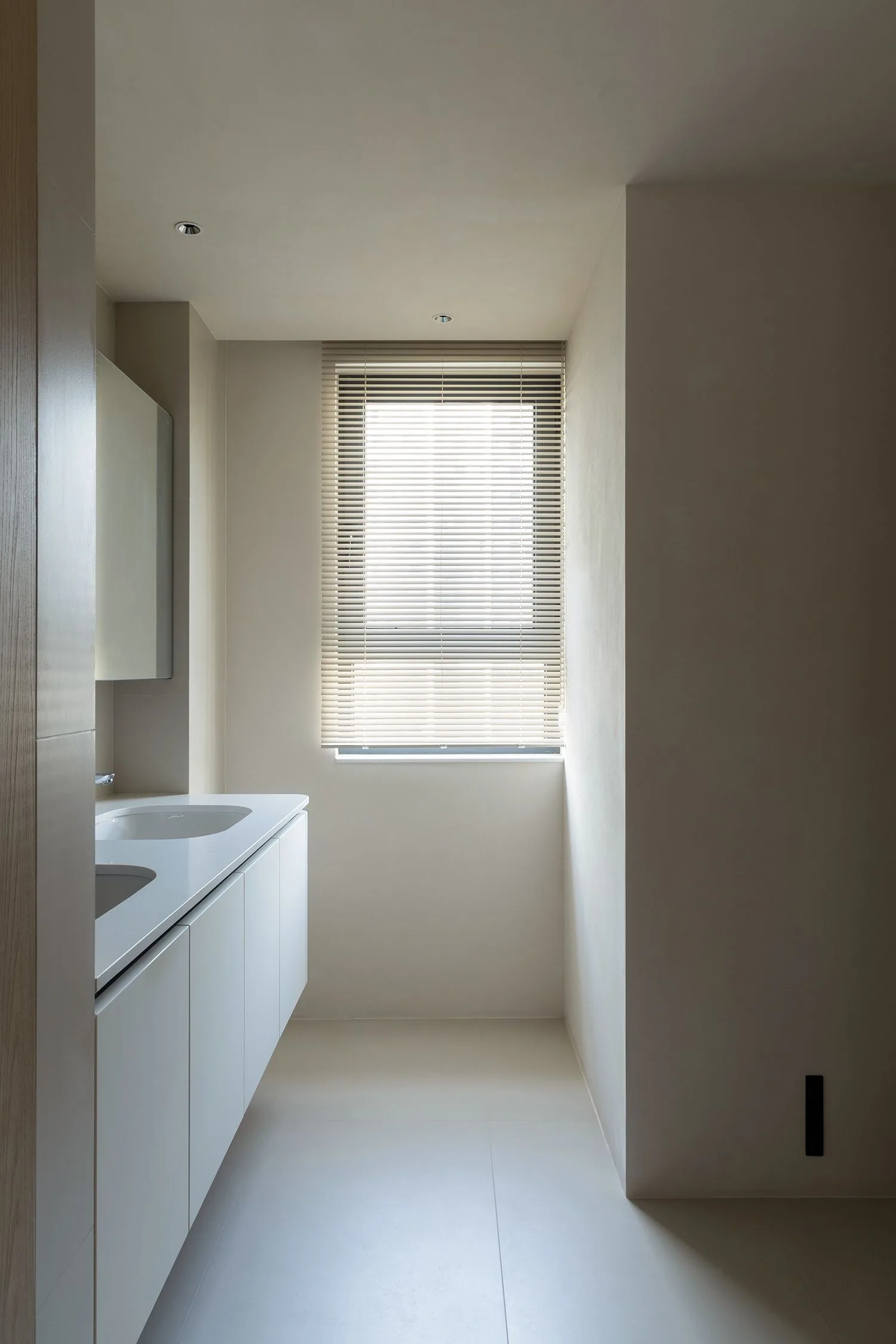 img-01 - 北京西岸 全屋定制·高定整装.></p><p>价格?我们拆开了给你看:1799元/投影起,不是噱头。亦庄一位业主装了12米L型厨房,选1799档,橡胶木柜体+水性漆+一门到顶,含安装不含台面,落地价2.16万,比隔壁店同配置低4000多——省下的钱,够买个好烟机。</p><p>咱不硬推。如果你家厨房常年高湿(比如没窗、挨着卫生间),我建议加防潮背板;家里有老人小孩,水性漆比PU漆更安心——不是因为它“高级”,是它挥发物少,你闻着不晕,孩子跑跳时柜角磕不掉漆。<br><img loading=