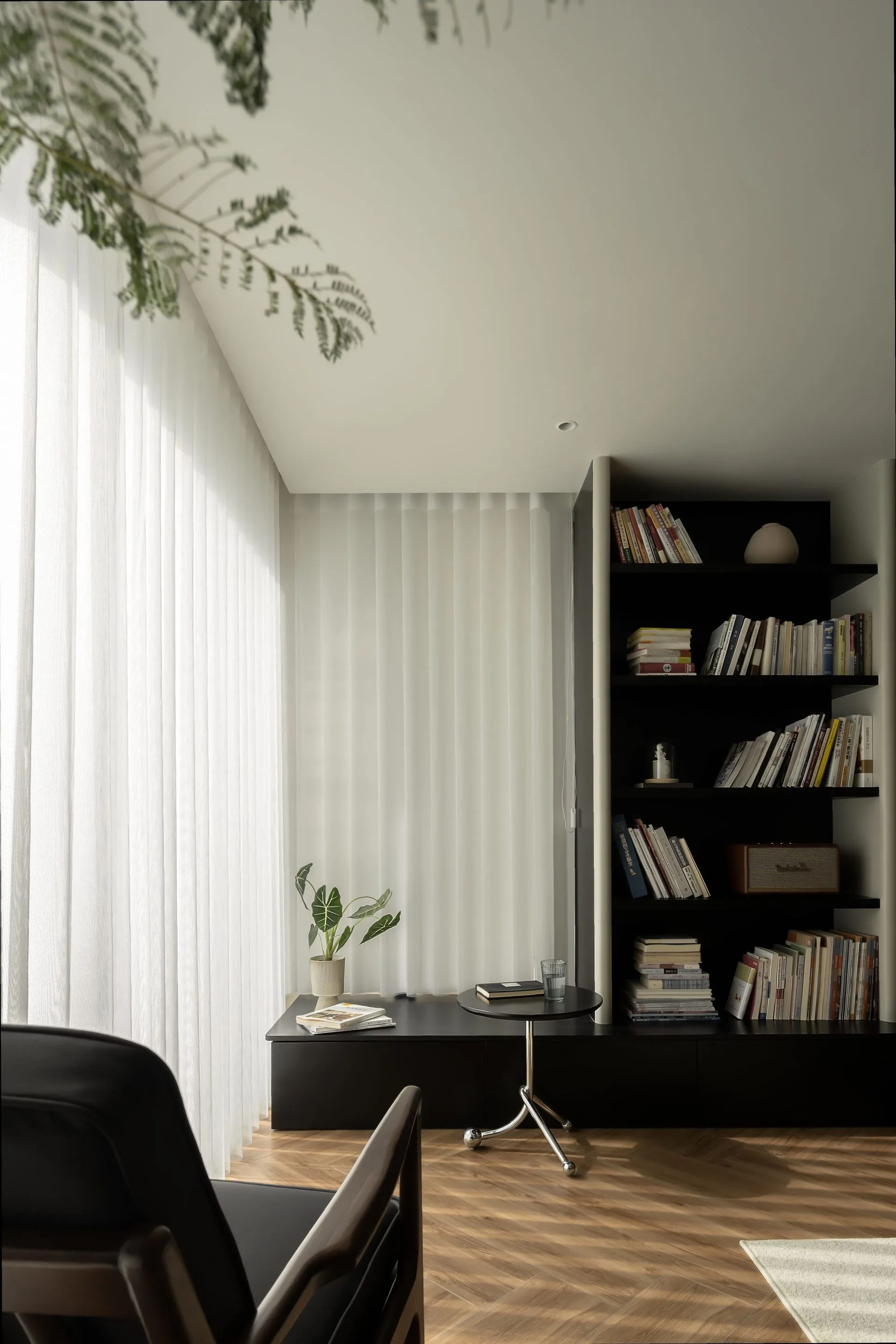 img-01 - 北京西岸 全屋定制·高定整装.></p><p>一门到顶做到2.75米,不是为炫技。是减少视觉断点,让极简真正立得住。去年顺义一个项目,客户坚持不做踢脚线+一门到顶+同色收口条,完工那天自己拍了十分钟视频,说‘终于不像出租屋了’。<img loading=