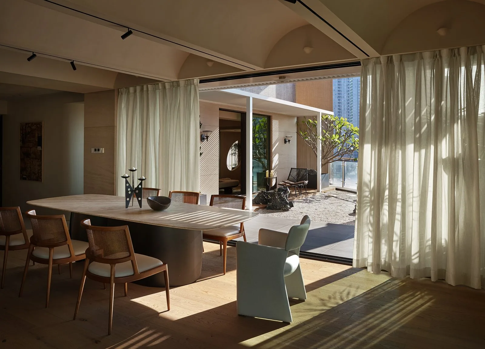 现代极简与意式轻奢融合的全屋实景，含弧形天花板、木质餐桌台面、浅色木质地板、白色纱帘及背景墙木质装饰板