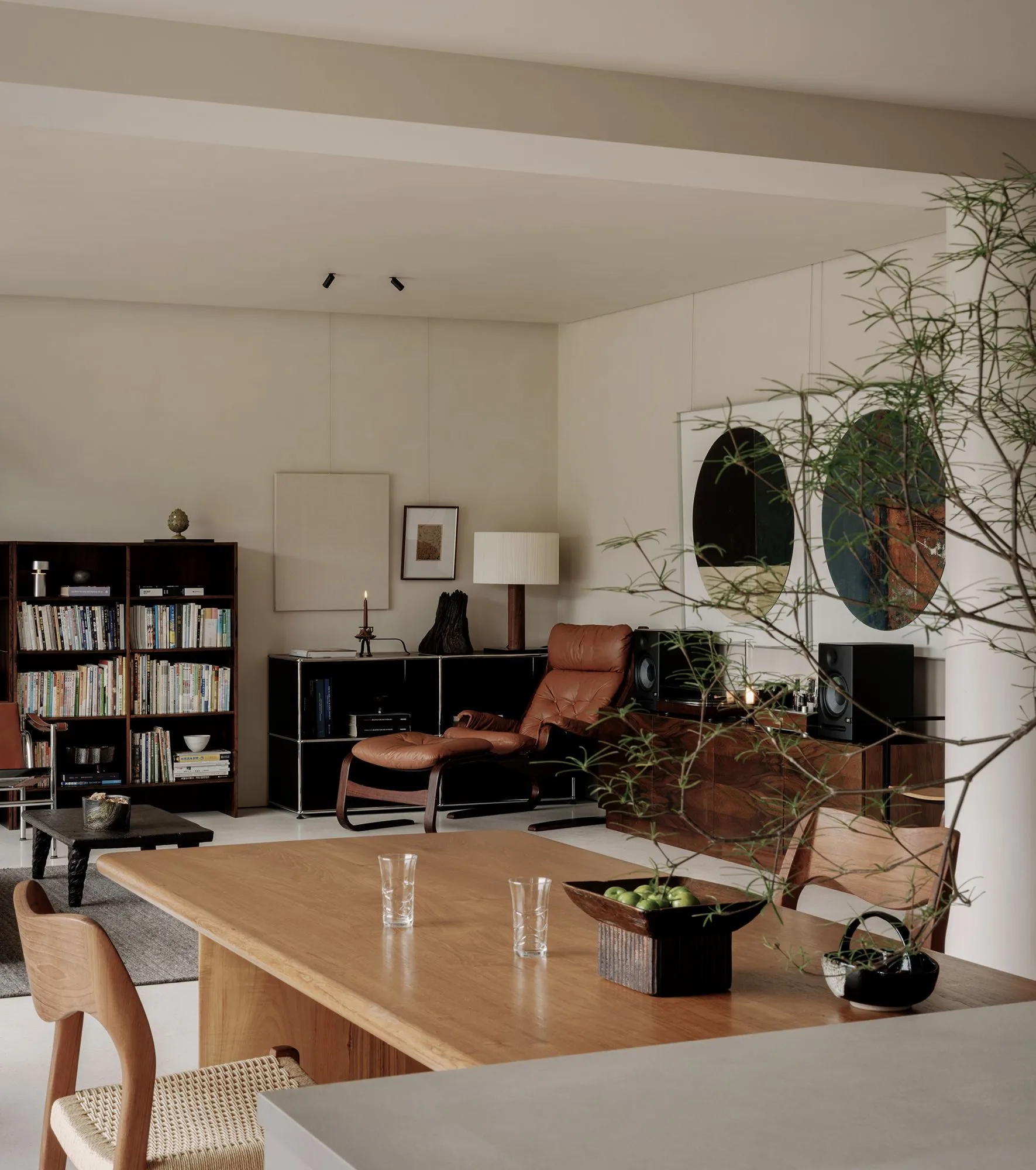 img-01 - 北京西岸 全屋定制·高定整装.></p><p>漆用宣伟原厂水性漆，不是代工贴牌。恒温恒湿房里喷涂，漆膜饱满不发白，刷完72小时就能进人，没刺鼻味。<img loading=