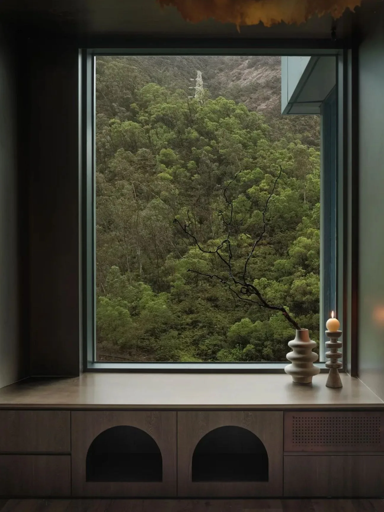 img-01 - 北京西岸 全屋定制·高定整装.></p><p>一门到顶做到2.75米，不是为了炫技。是让竖条纹墙板和柜门线条真正‘连上气’。你看这张图里灰色竖纹墙板和柜门，颜色纹路几乎无缝衔接，靠的是同源木料+同缸调色+同线喷涂。<img loading=