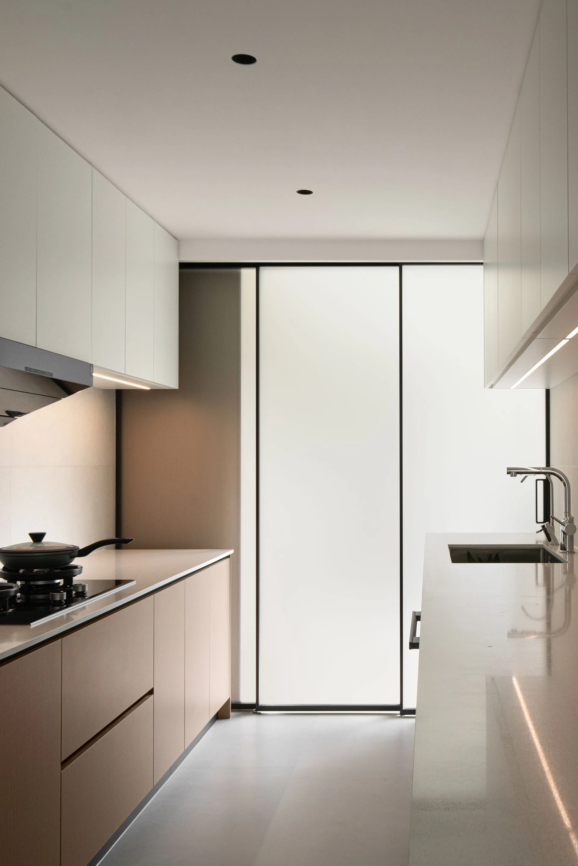 img-01 - 北京西岸 全屋定制·高定整装.></p><p>门、墙、柜同批生产、同色同漆。不是“差不多白”,是同一桶漆、同一台喷房、同一天下线。顺义后沙峪那户,27樘门+18延米墙板+42平米柜子,现场拼接,业主拿手机电筒照缝,愣是没找出一条色差。</p><p><img loading=