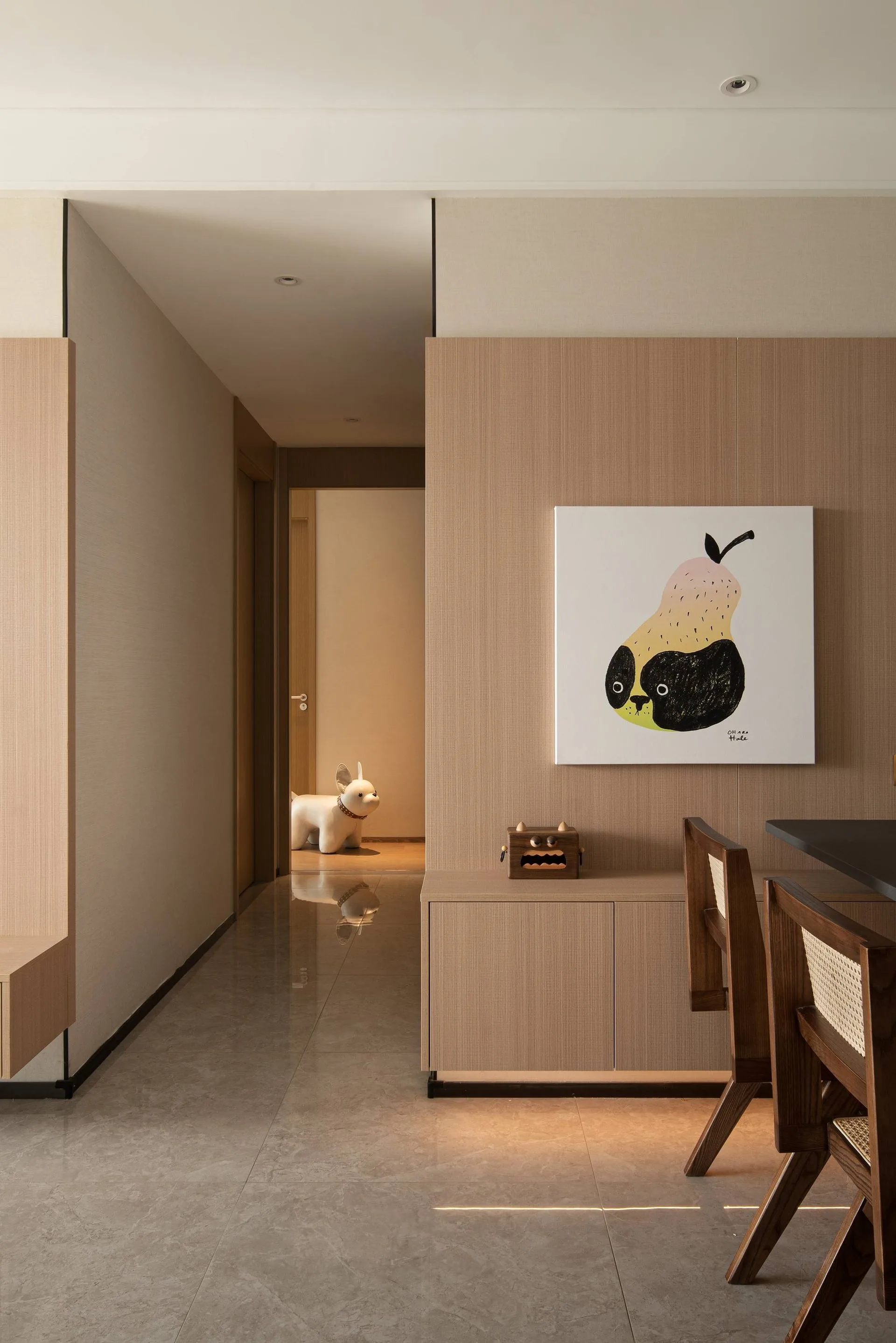 北京西岸全屋实景:浅木色柜体与同色墙板无缝衔接,嵌入式柜门配金属拉手,灰色台面与木质椅背形成层次