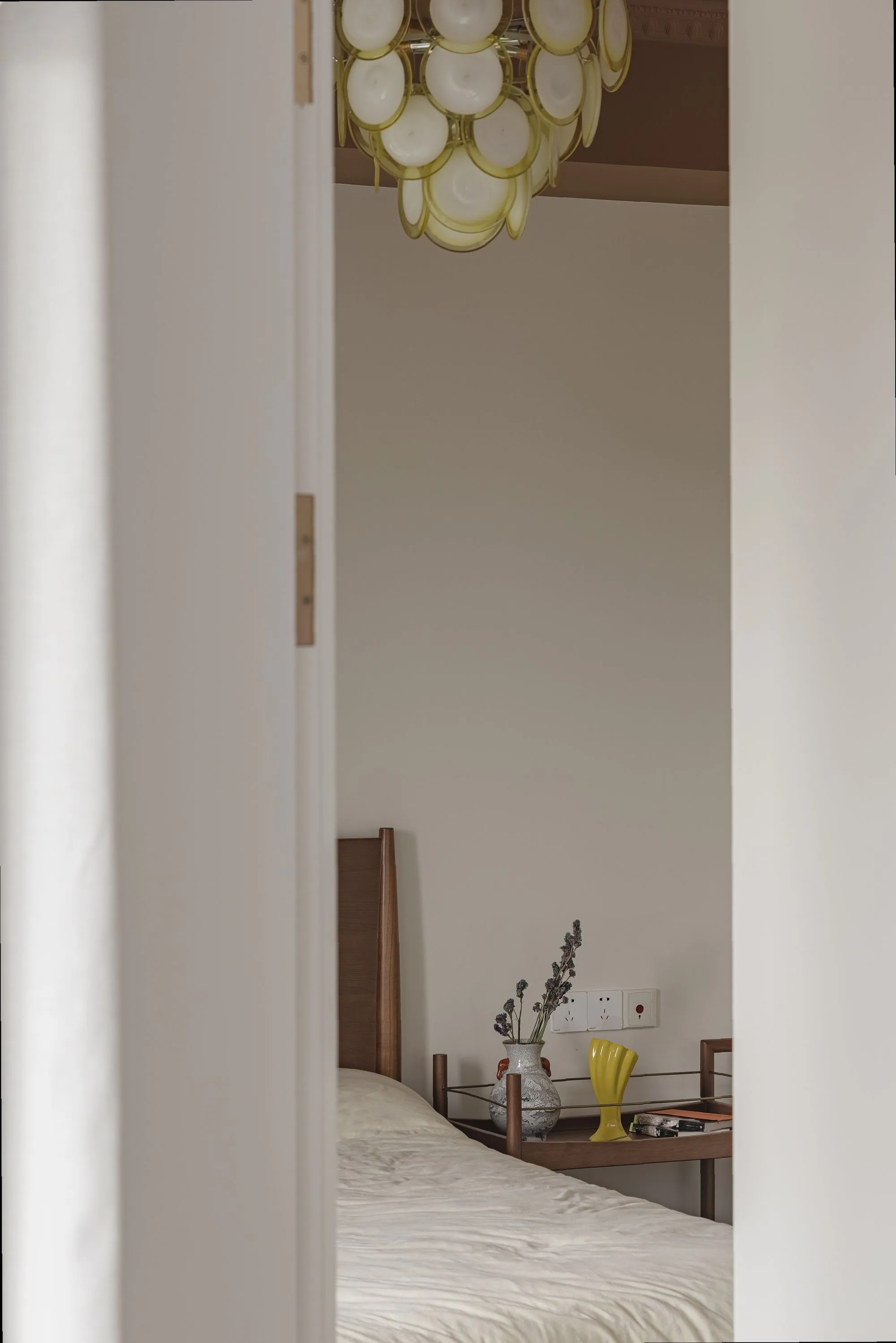 img-01 - 北京西岸 全屋定制·高定整装.></p><p>一门到顶做到2.75米。不是为了好看,是小户型真需要这个高度来拉伸视觉。同一批次喷漆、同温同湿烘干,柜门、木门、墙板颜色肉眼几乎分不出差别。你拍照发朋友圈,没人猜得出这是定制的。</p><p><img loading=